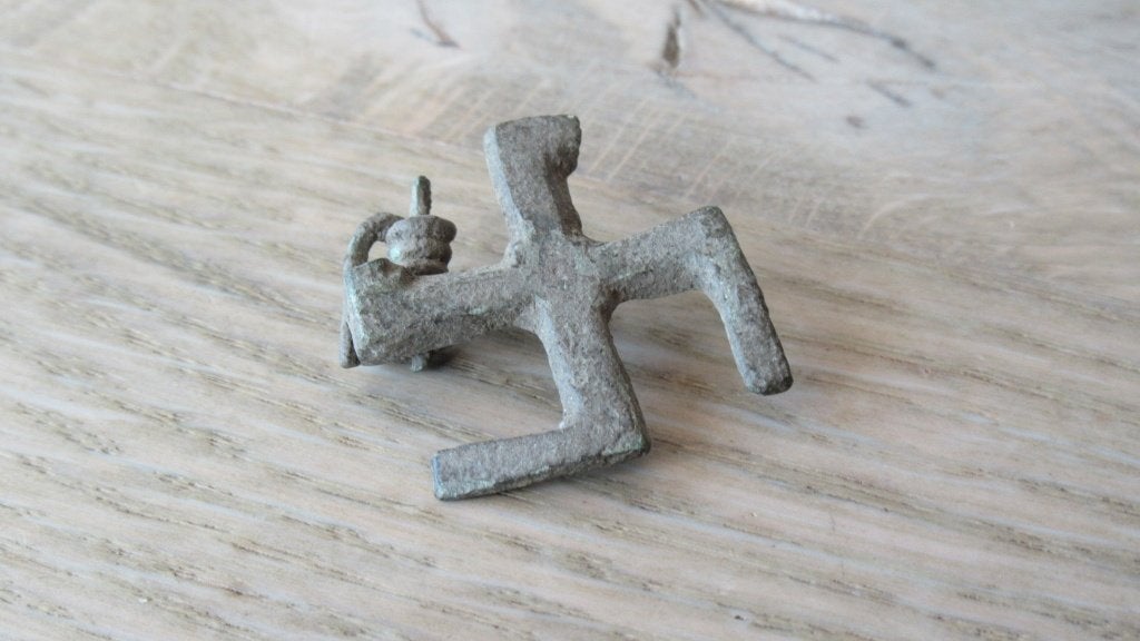 Fibula Swatsika brons 1/e - 2/e eeuw na chr / bodemvondst, Ophalen of Verzenden, Brons