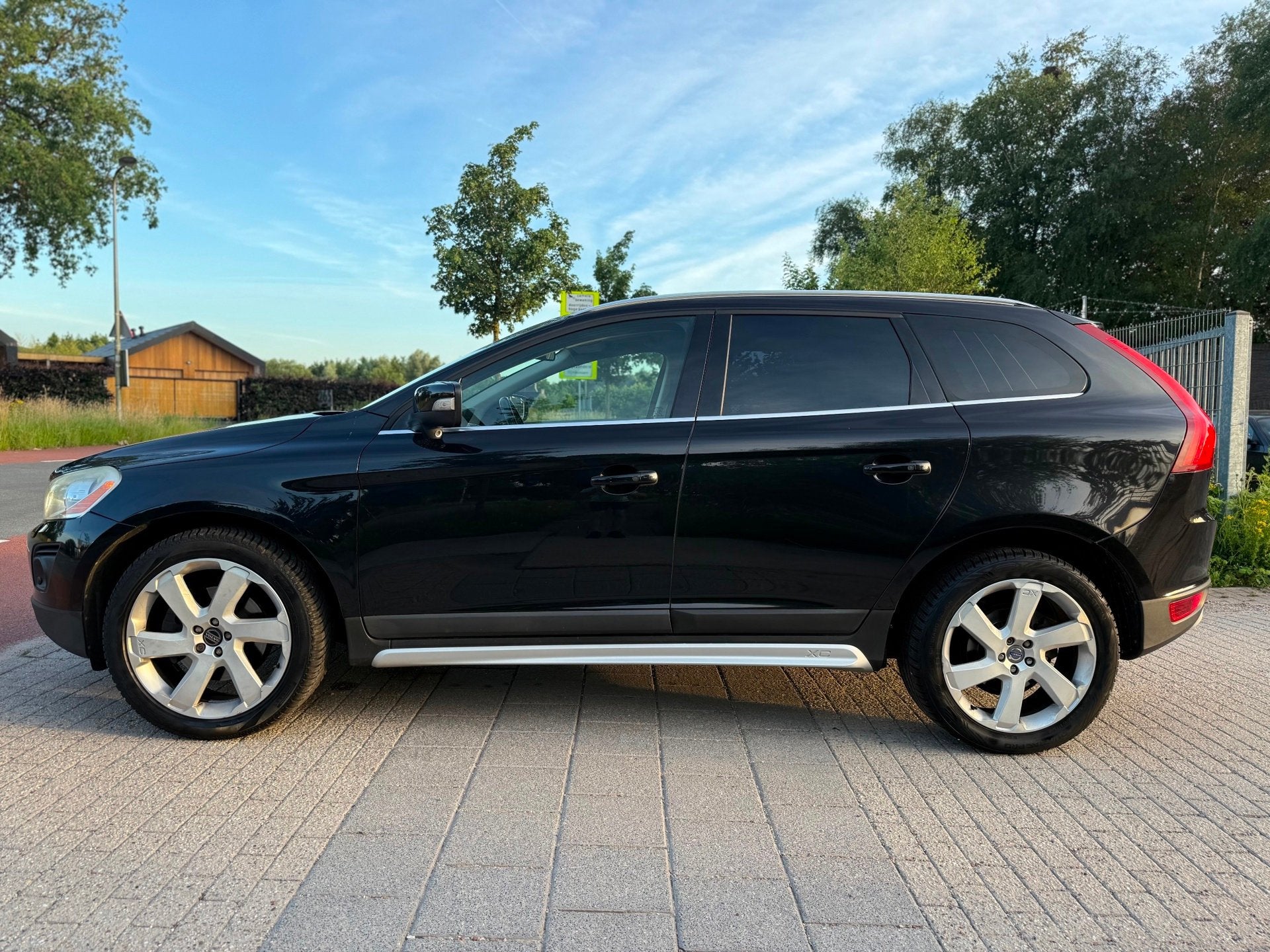 Volvo XC60 2.4 D5 AWD Summum Automaat Airco ACC Leder PDC, Auto's, Gebruikt, 197 €/maand, 2000 kg, Zwart