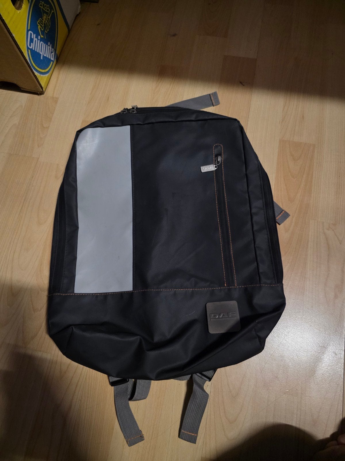 Zwarte waterafstotende Daf rugzak met oranje accenten, Ophalen of Verzenden, Gebruikt, 25 tot 40 cm, Overige merken