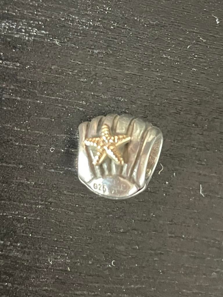 Pandora Bedel schelp met gouden zeester, Sieraden, Tassen en Uiterlijk, Bedels, Ophalen of Verzenden, Zo goed als nieuw, Zilver