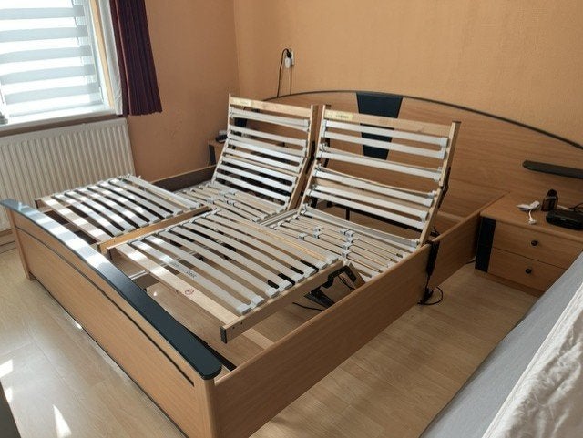 2-persoonsbed 1.80 m met elektrische lattenbodem, Ophalen, Gebruikt, Bruin, 210 cm