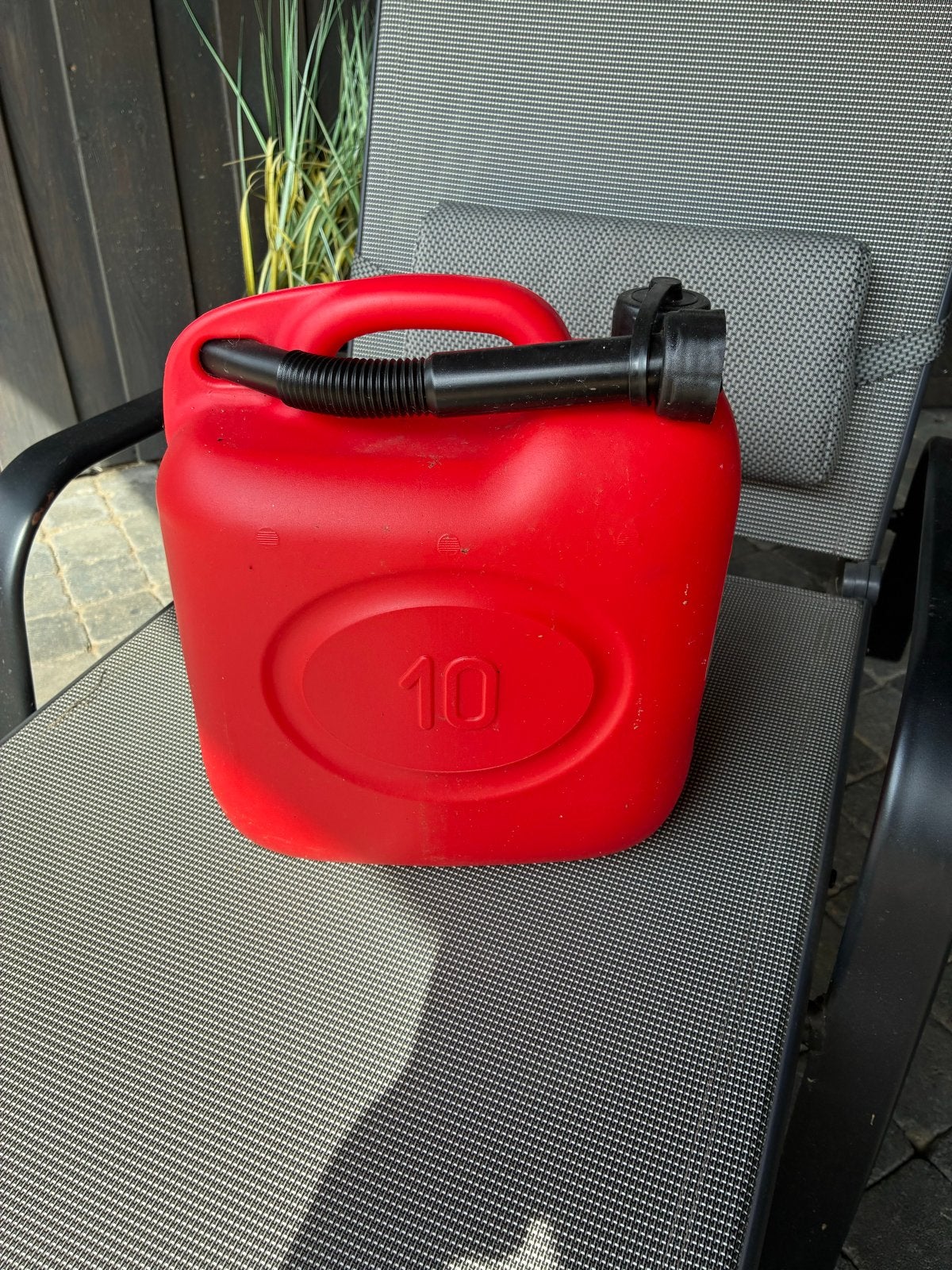 Rode jerrycan 10 liter met schenktuit, Ophalen