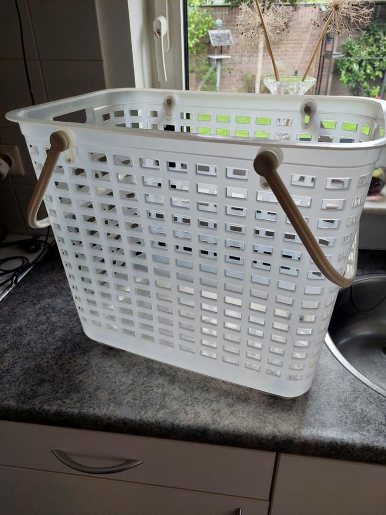 Te koop mooie en degelijke kunststof wasmand op wieltjes., Ophalen of Verzenden, Wit