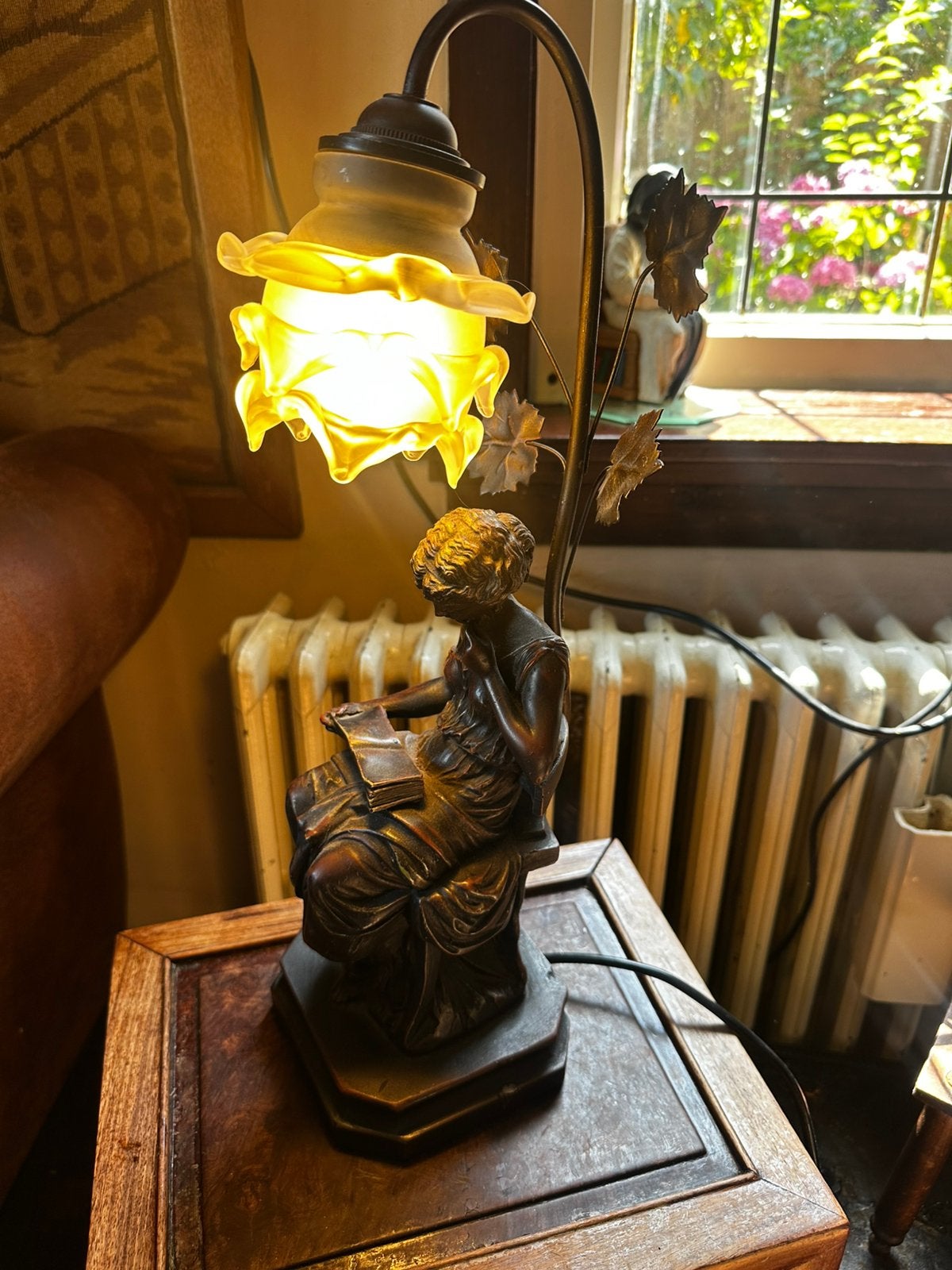 Art Nouveau tafellamp met lezende dame en bloemkap – werkend, Ophalen, Gebruikt