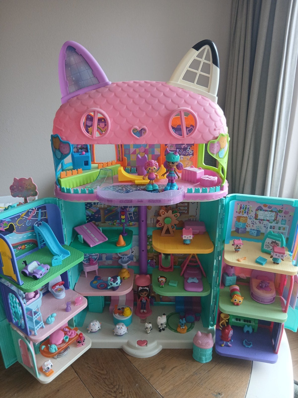 Gabby's Poppenhuis: alle kamers + feestzolder, Kinderen en Baby's, Speelgoed | Poppenhuizen, Ophalen of Verzenden, Zo goed als nieuw
