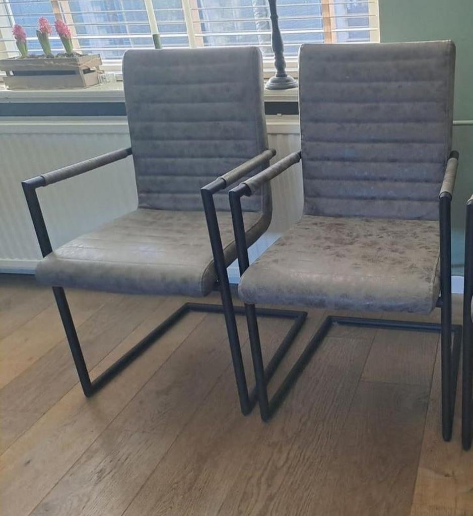 Twee nette eetkamerstoelen, Ophalen, Twee