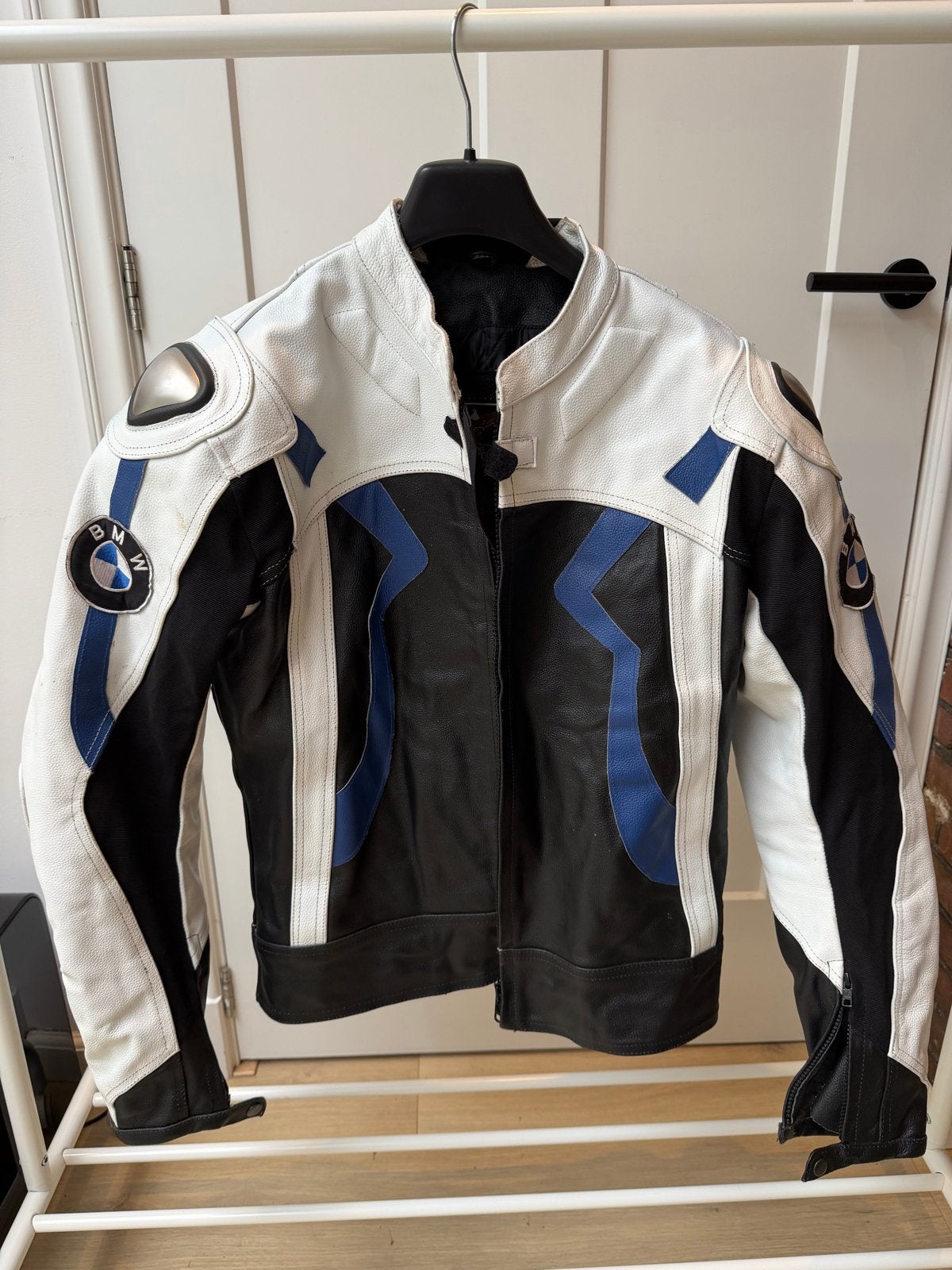 Motorjack Leer Maat L met BMW logos & uitneembare Protectie, Motoren, Kleding | Motorkleding, Ophalen of Verzenden, Tweedehands