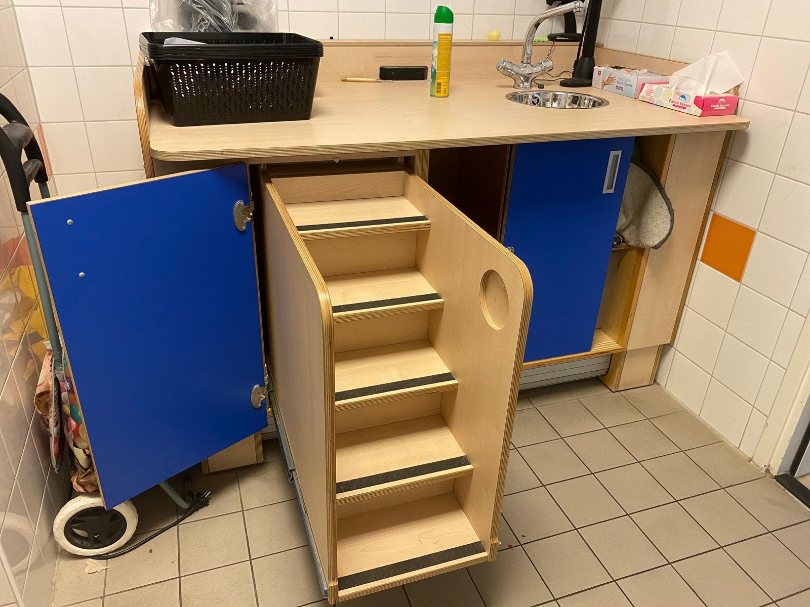 Professionele commode met trap en wateraansluiting, Ophalen, Gebruikt, 70 cm of meer, 105 cm of meer