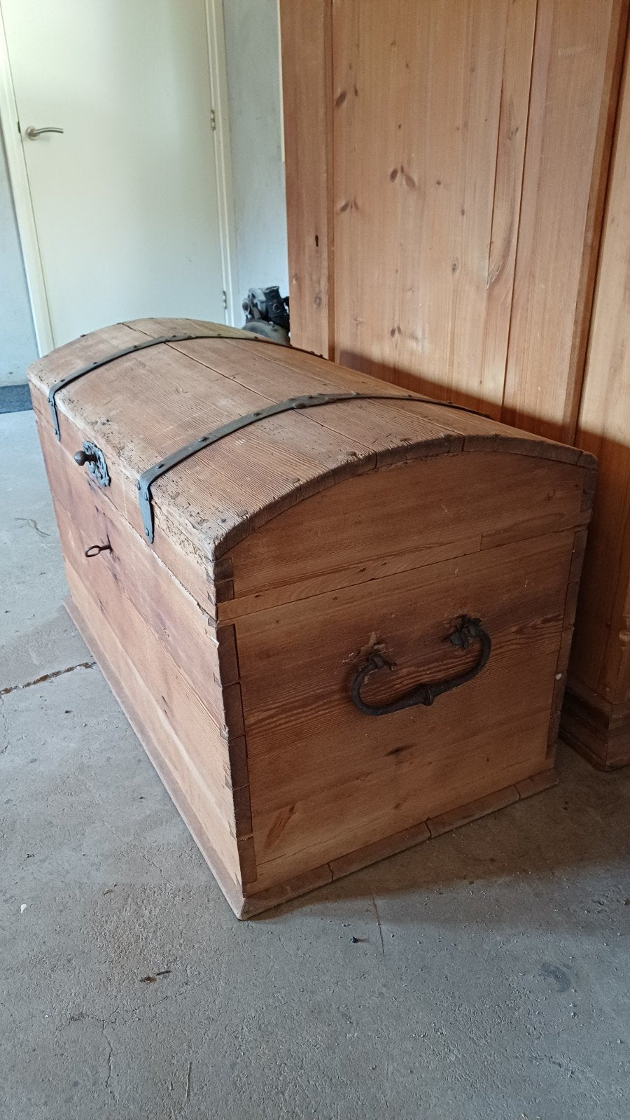 Antieke houten kist met metalen beslag vanaf € 100, Ophalen, 50 – 75, Gebruikt, 50 tot 100 cm
