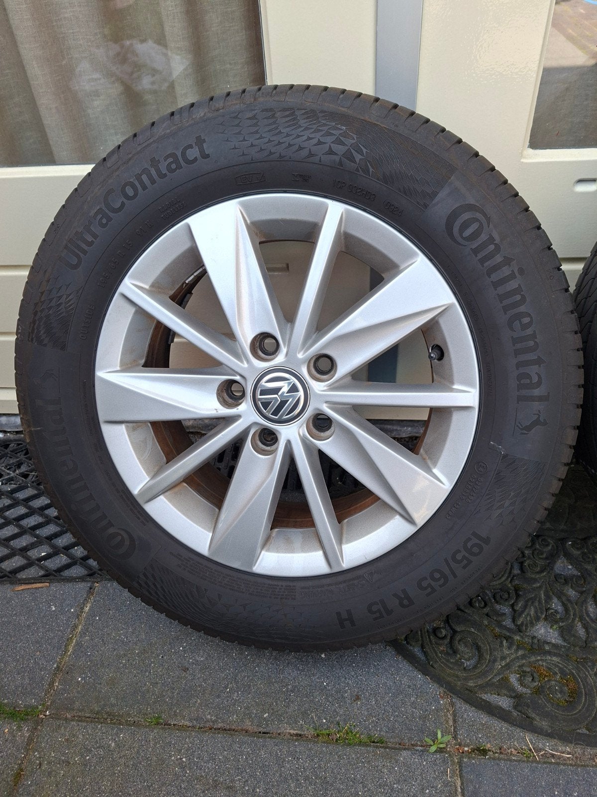 VW 15 inch lm-velgen met continental banden in nieuwstaat, Ophalen, 15 inch, 195 mm, Zomerbanden