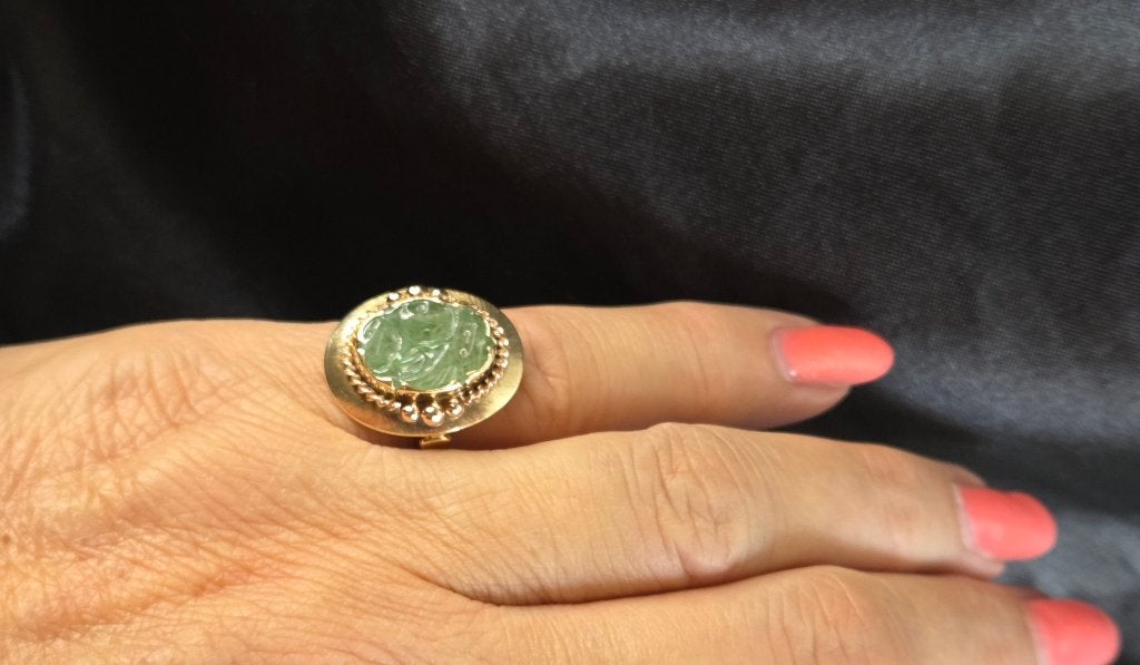 Gouden Vintage ring met bewerkte edelsteen jade. 2026/655, Ophalen of Verzenden, Goud, Ring, Met edelsteen