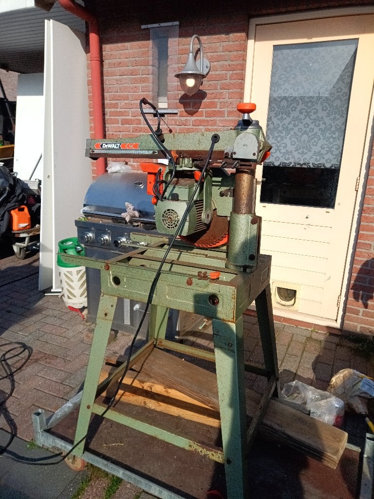 Foto 2 van DeWalt 1370 Radiaalzaag 230V – Loopt prachtig stil