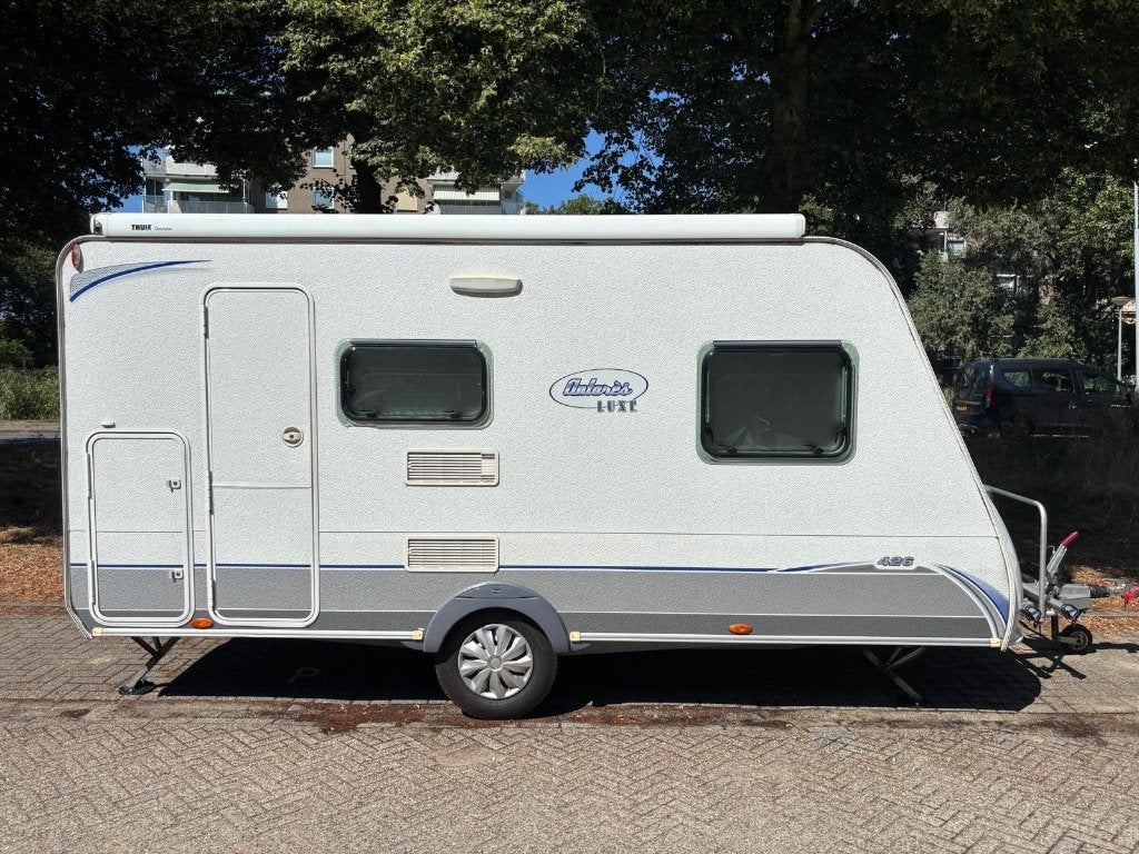 Caravelair Antares Luxe 426 |  Bankairco | Omnistor Luifel, Caravans en Kamperen, Vast bed, Treinzit, 750 - 1000 kg, Particulier