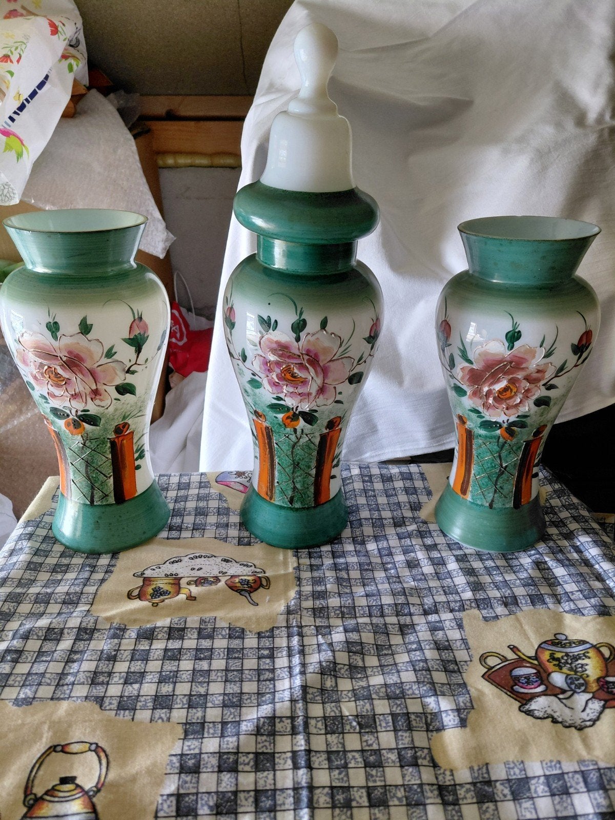 Kastel van 3 handgeschilderde opaline vazen met bloemmotief, Ophalen of Verzenden