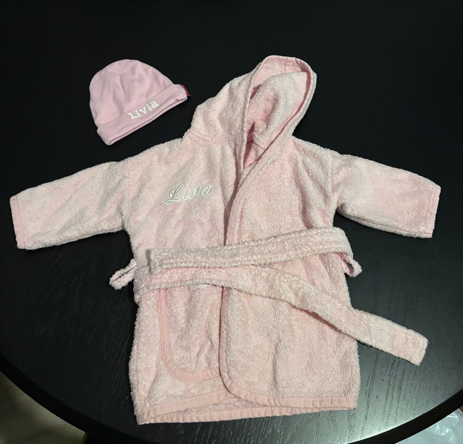 Roze Badjas met Naam Livia en Mutsje (0-12 maanden), Ophalen, Zo goed als nieuw, Meisje