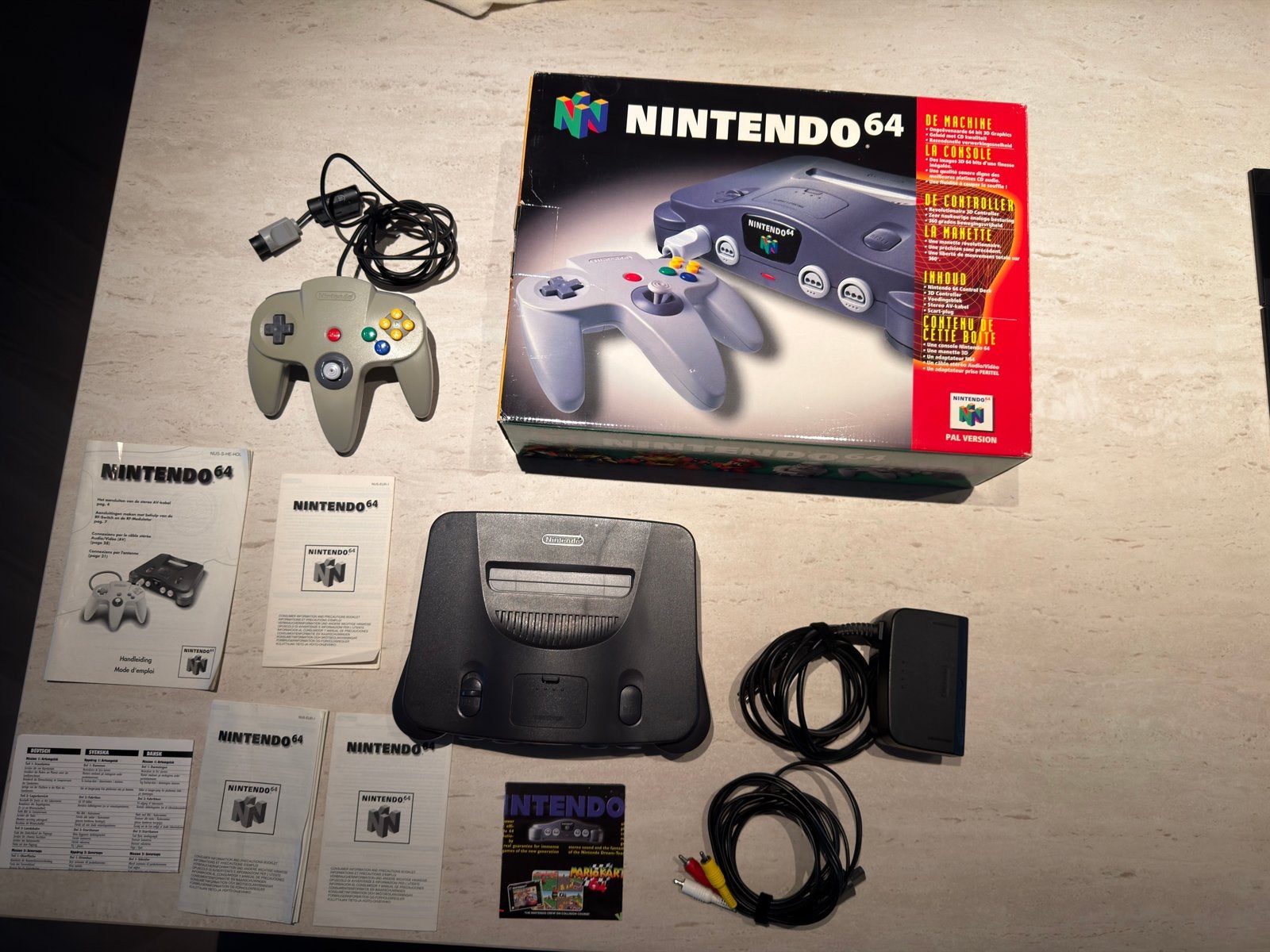 Nintendo 64 PAL compleet in doos + controller + handleiding, Spelcomputers en Games, Spelcomputers | Nintendo 64, Ophalen, Zo goed als nieuw