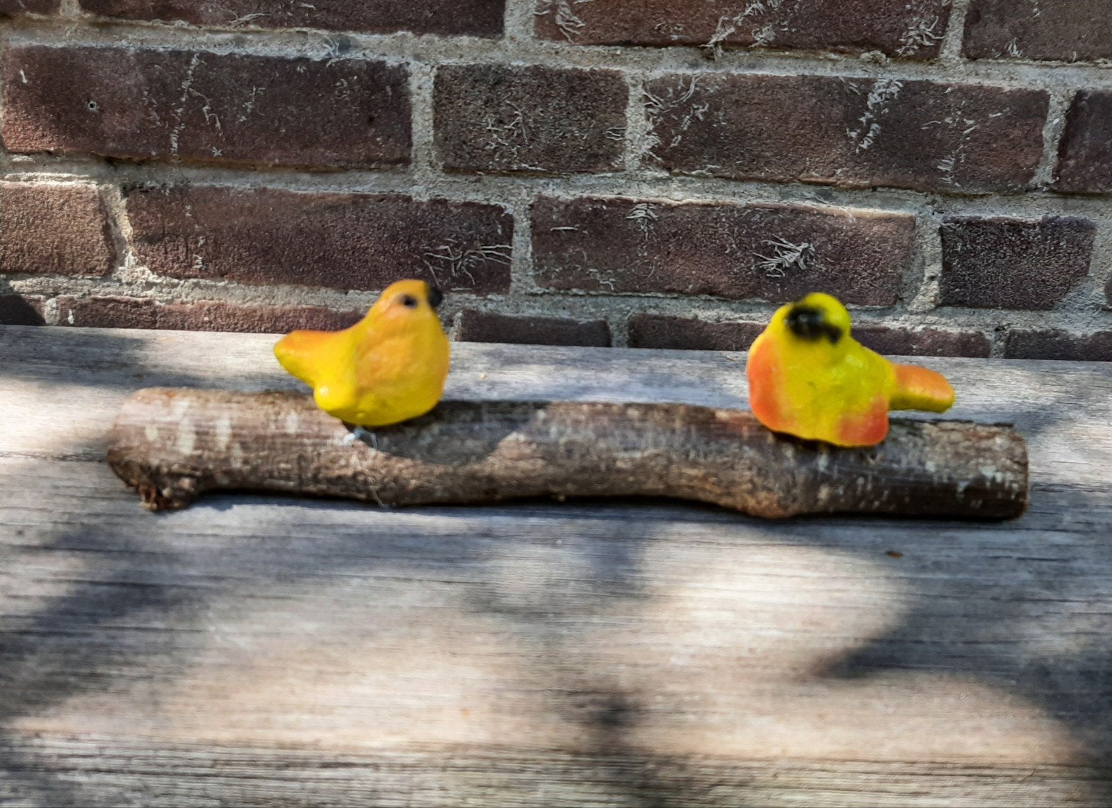2 Betonnen vogeltjes op houten tak tuinbeeld beeldje, Tuin en Terras, Tuinbeelden, Ophalen of Verzenden