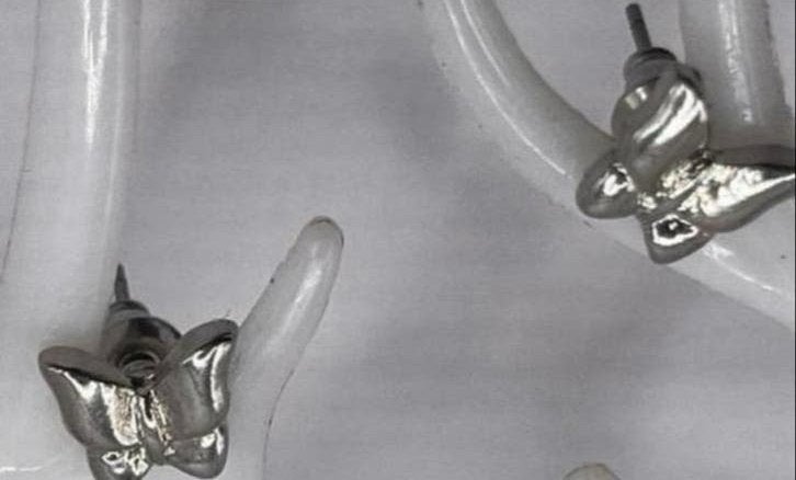 Zilverkleurige vlinder oorbellen - Nieuw, Overige materialen, Nieuw, Ophalen of Verzenden, Knopjes of Stekers