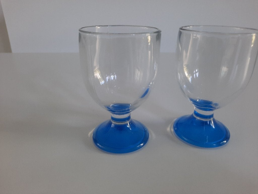 twee  glazen met blauwe voet 11 cm hoog, Ophalen of Verzenden, Zo goed als nieuw, Overige typen