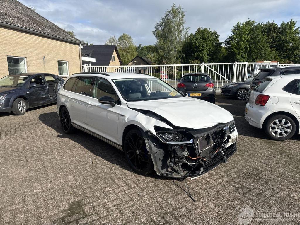 Volkswagen Passat 1.4 TSI GTE REST BPM €300,-! (bj 2018), Auto diversen, Schadeauto's, Automaat, Volkswagen, Wit, Hybride Elektrisch/Benzine
