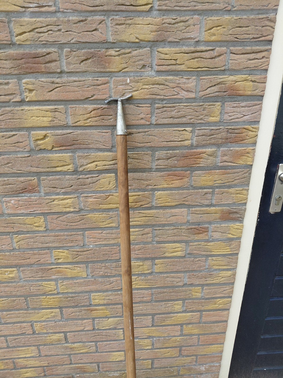 Houten stok met metalen haak, Ophalen