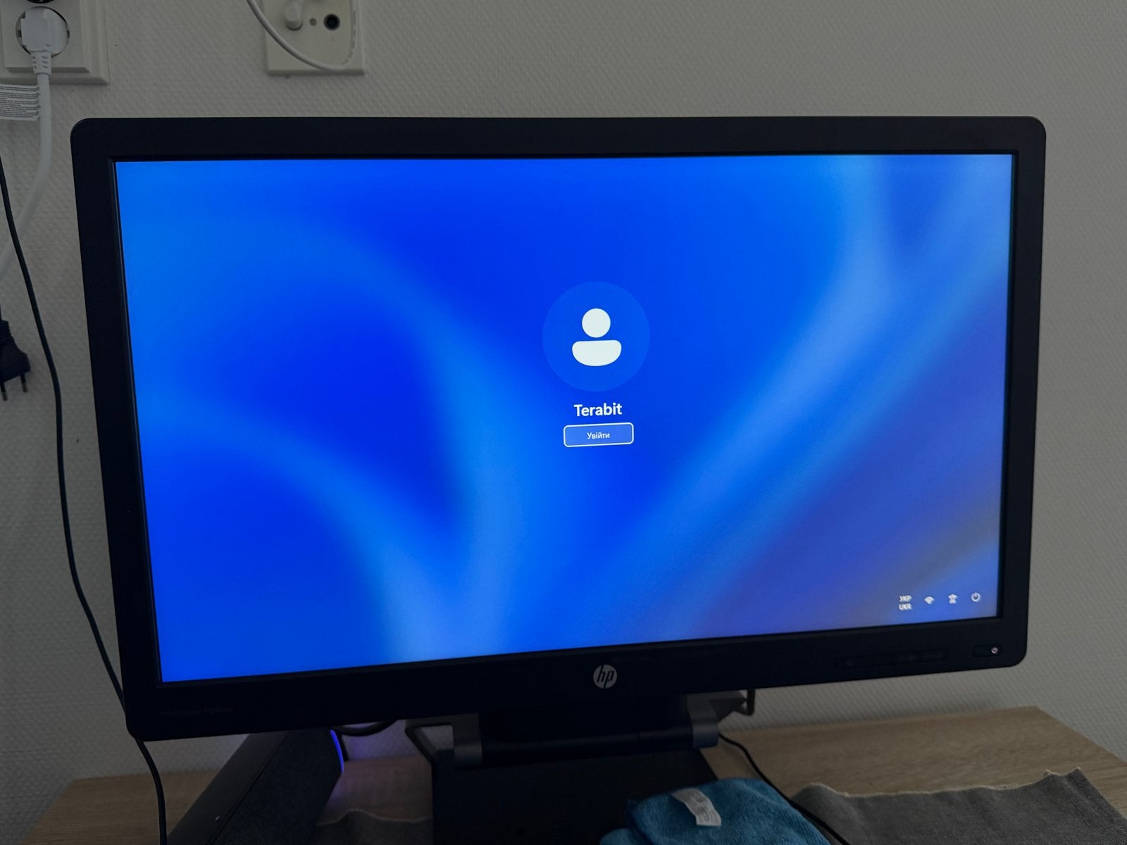 Foto 3 van HP ProDisplay P240va Monitor - Full HD VA-paneel