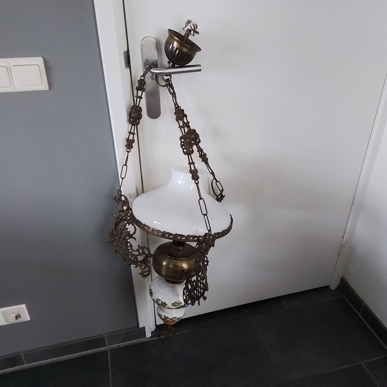 antieke hanglamp met glazen kap en decoratieve details, Antiek en Kunst, Ophalen