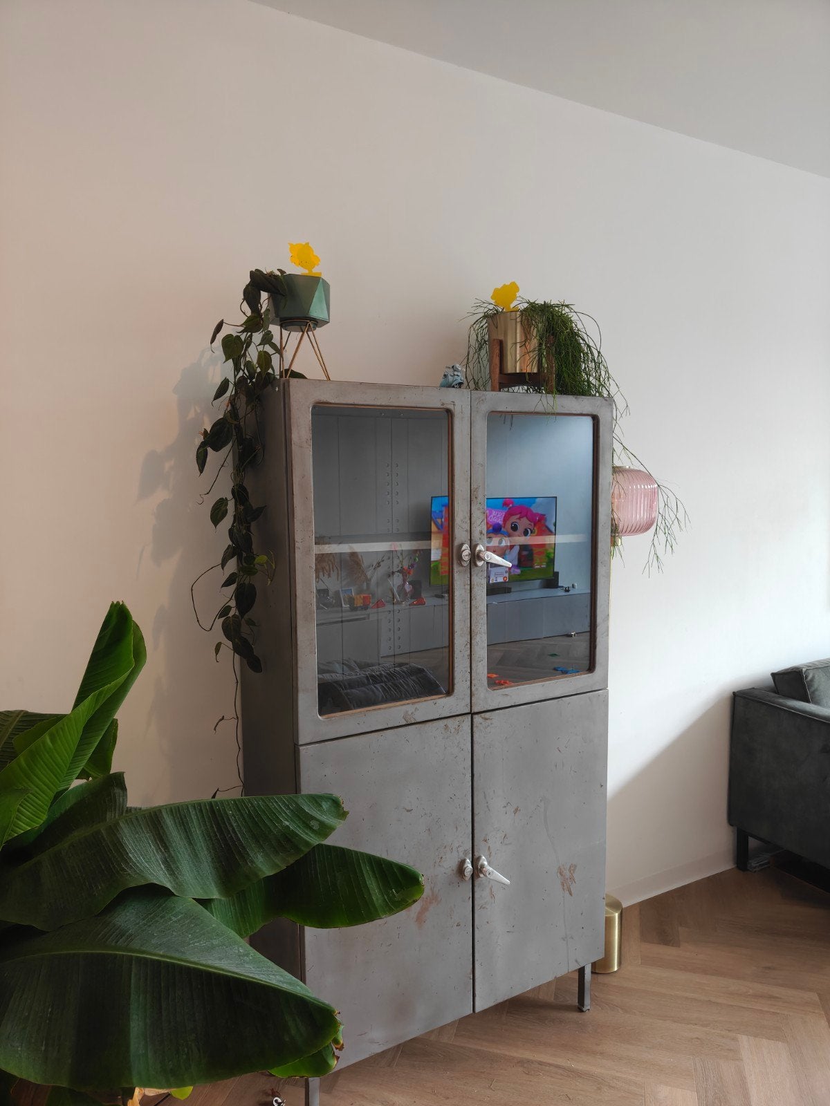 Stoere Metalen Vitrinekast Kovona – Tsjechisch Design, Huis en Inrichting, Ophalen, 50 tot 100 cm, Glas, 150 tot 200 cm