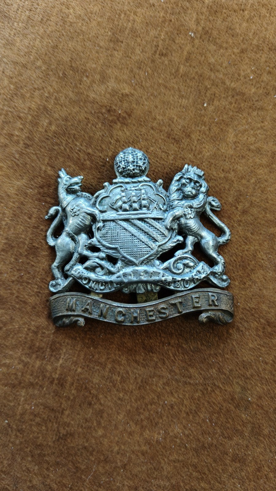 Originele WW1 capbadge The Manchester Regiment., Ophalen of Verzenden, Landmacht, Engeland, Embleem of Badge
