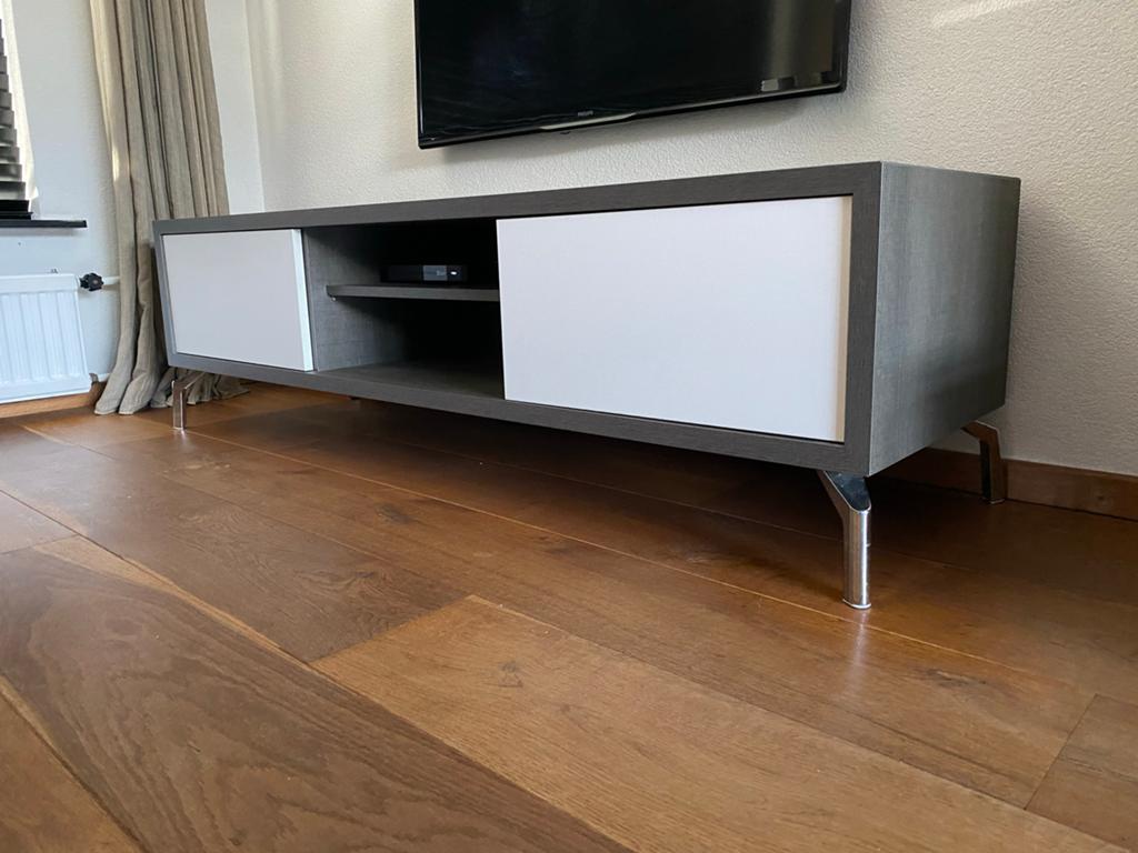 Stijlvol TV Meubel 167cm met Design Pootjes - Als Nieuw, Huis en Inrichting, Kasten | Televisiemeubels, Ophalen, 150 tot 200 cm