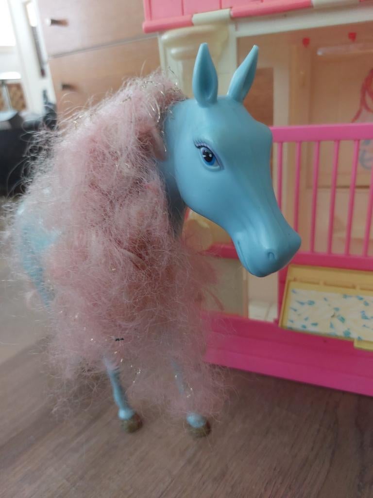 Barbie paard met stal - Speelset, Ophalen of Verzenden, Gebruikt, Barbie