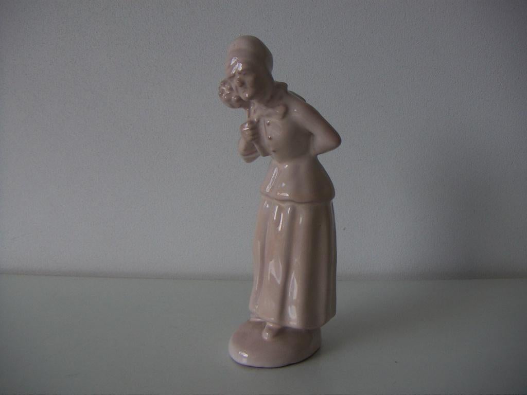 Zuid Holland Gouda plateel keramiek beeldje Vrouw met takken, Gemerkt, Art deco, Ophalen of Verzenden, 20 - 50 cm