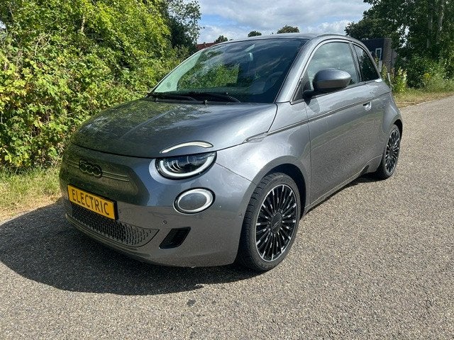 2023 Fiat 500e by Bocelli 42KWh La Prima met Panodak, Auto's, 1350 kg, Leder, Stoelverwarming, Te koop