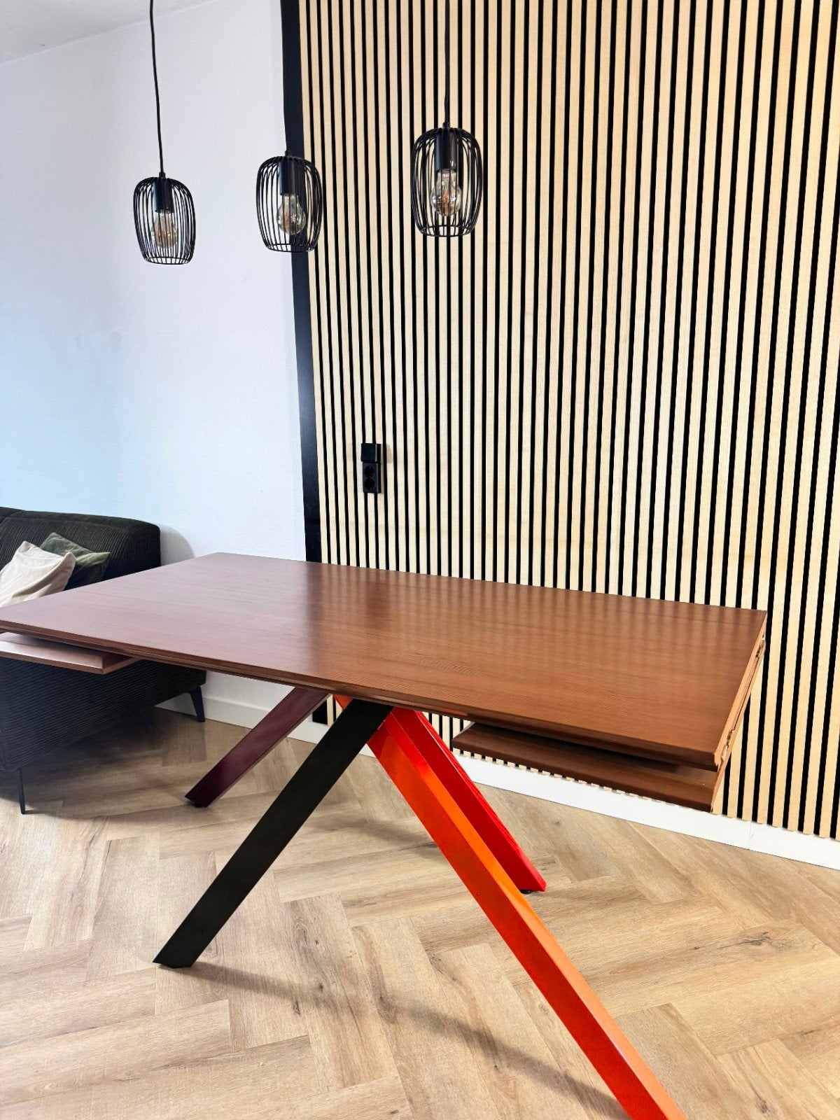 Uitschuifbare eettafel met unieke poten, Huis en Inrichting, Tafels | Eettafels, Overige houtsoorten, Modern, Industrieel, Zo goed als nieuw