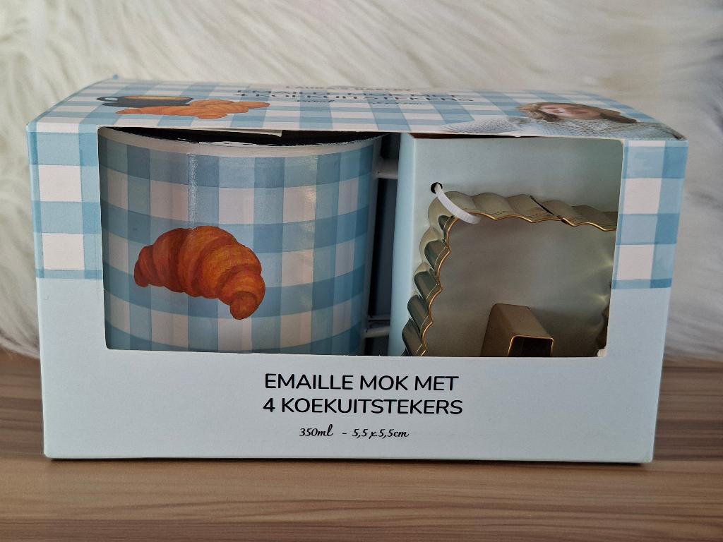 Laura’s Bakery – Emaille mok + 4 koekuitstekers Nieuw, Overige typen, Nieuw, Ophalen of Verzenden, Meerkleurig