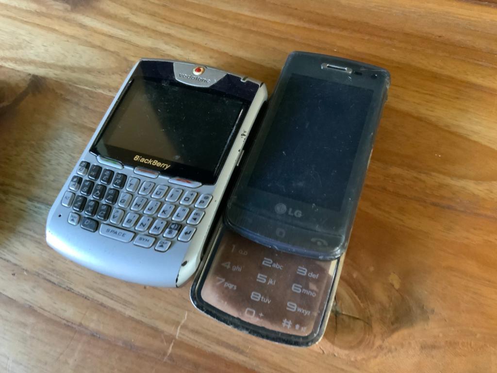 Oude mobieltjes 2x “zie omschrijving”, Telecommunicatie, Mobiele telefoons | Blackberry, Ophalen of Verzenden, Zo goed als nieuw