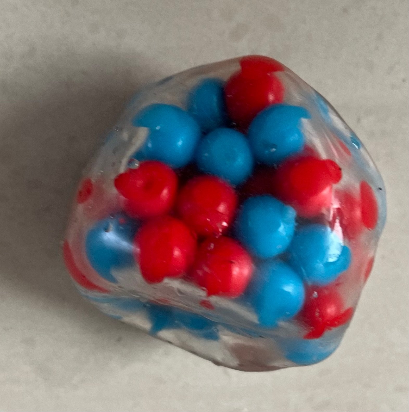 Squishy stressbal met rode en blauwe balletjes, Ophalen of Verzenden, Zo goed als nieuw
