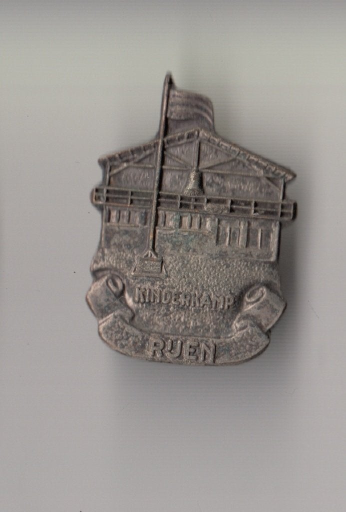Rijen Kinderkamp broche, Gebruikt, Niet vindbaar, Niet vindbaar, Speldje of Pin