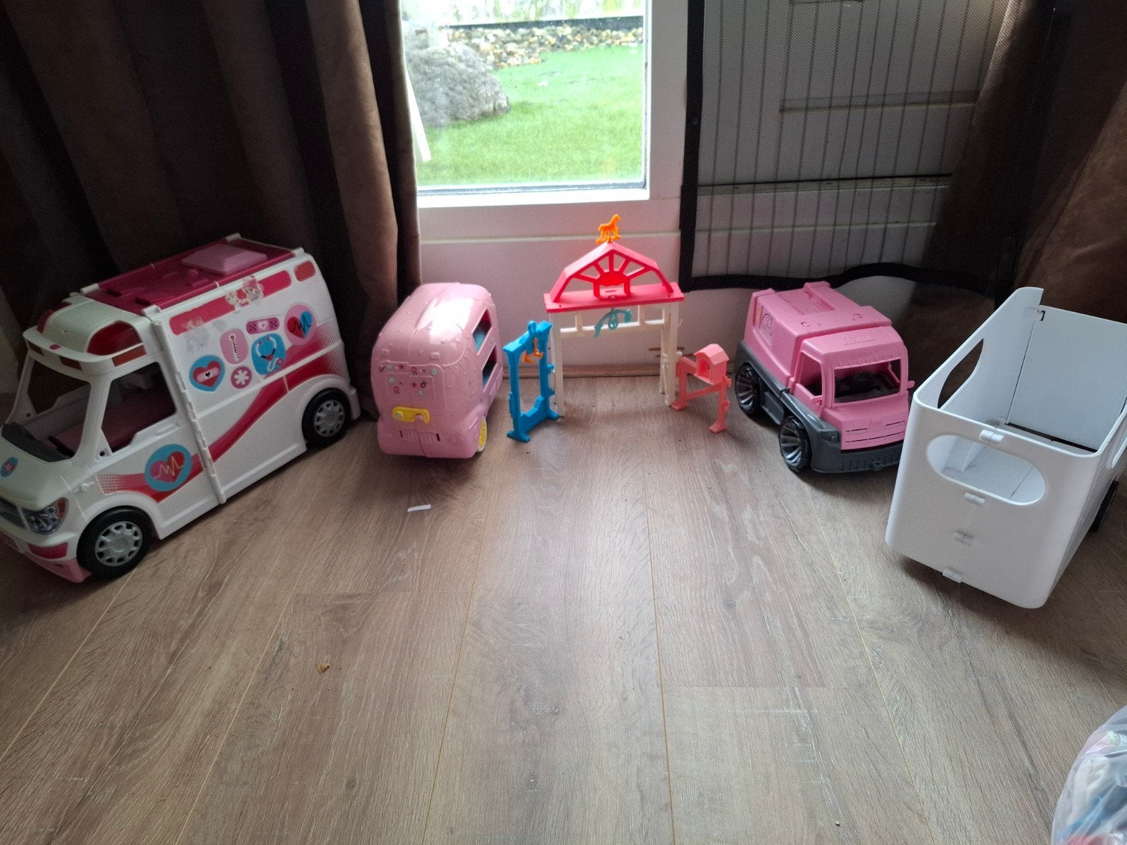 Grote Barbie collectie: huis,camper,auto's,vliegtuig, Ophalen, Gebruikt, Barbie