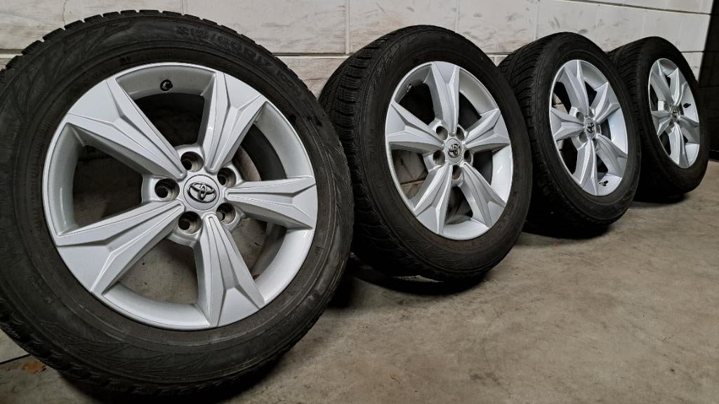 Velgen Toyota C-HR Corolla Cross 215/60/17 zo goed als nieuw, Banden en Velgen, 17 inch, Personenwagen, Gebruikt