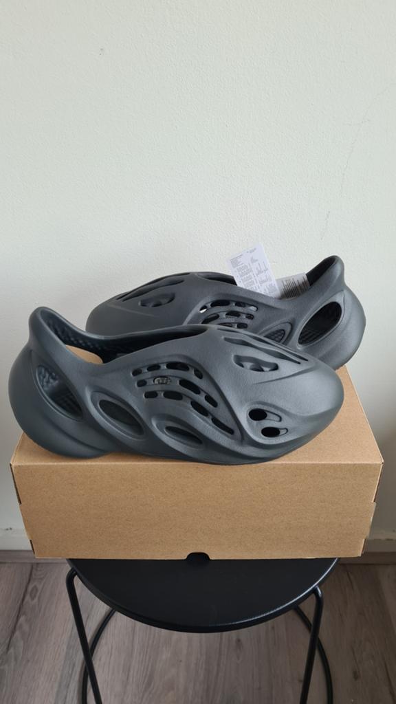 Yeezy Foam Runner Carbon. Eu 47. NIEUW, Kleding | Heren, Schoenen, Slippers, Overige kleuren, Nieuw, Ophalen of Verzenden