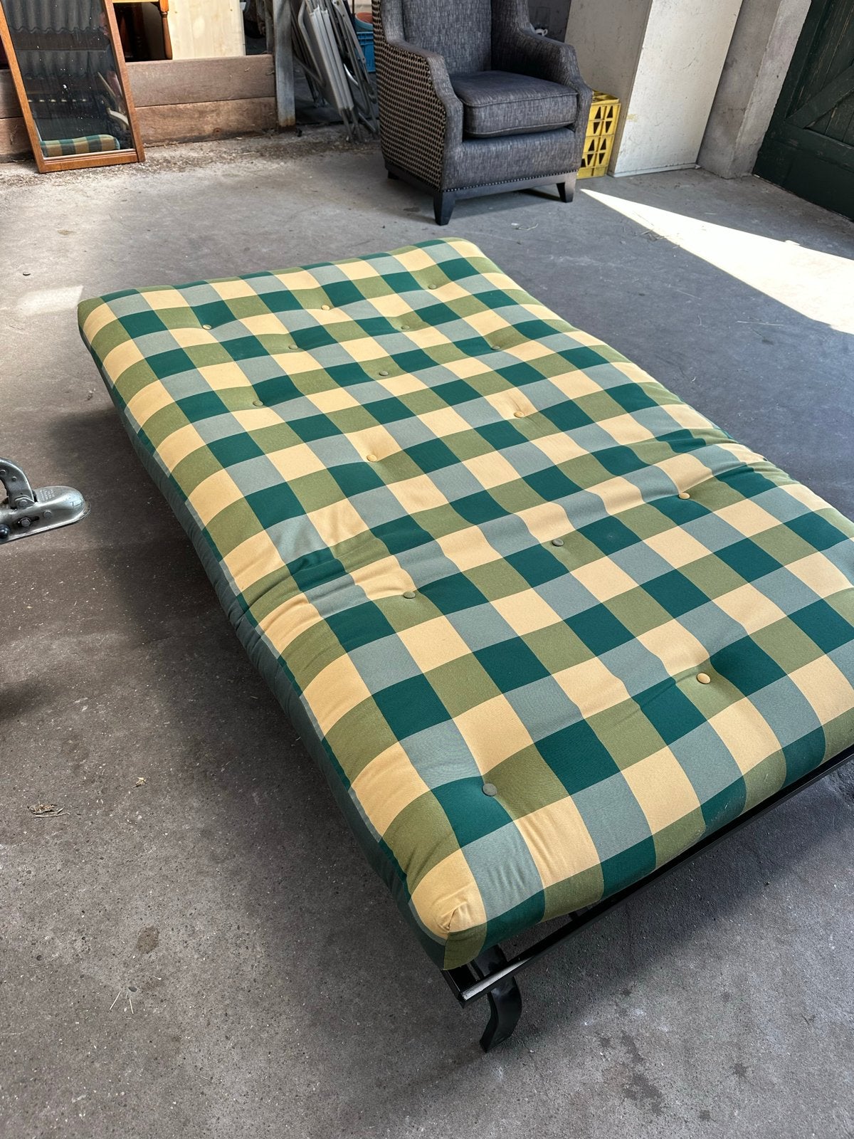 2-persoons bedbank met geruit matras 30€, Ophalen, Gebruikt, Meerkleurig, Tweepersoons