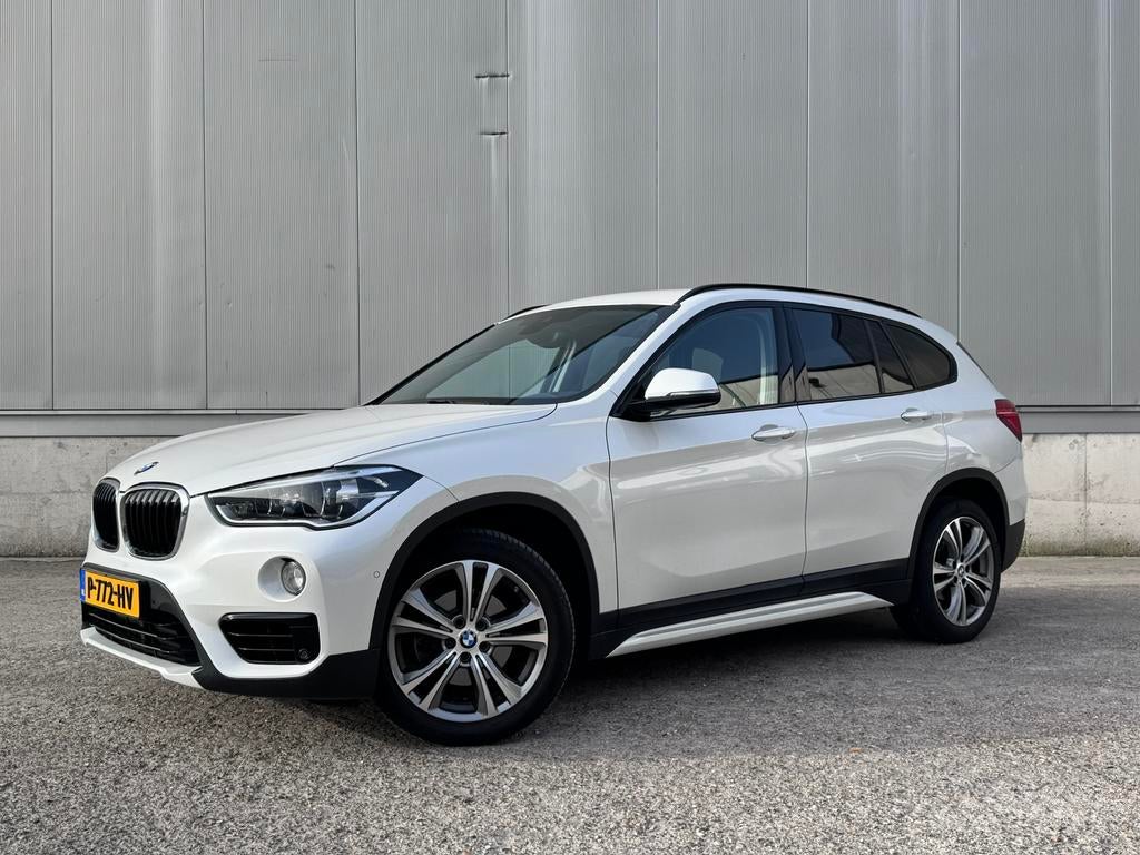 BMW X1 Sportline 18i, LED, Elekklep, Dealeroh, Navi, Netjes!, Auto's, Stof, Zwart, Wit, 3 cilinders