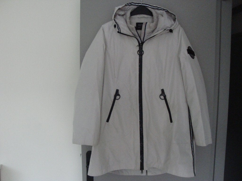 Maat L. BETTY BARCLAY drie in een winterjas / bodywarmer., Wit, Maat 42/44 (L), Betty Barclay, Ophalen of Verzenden