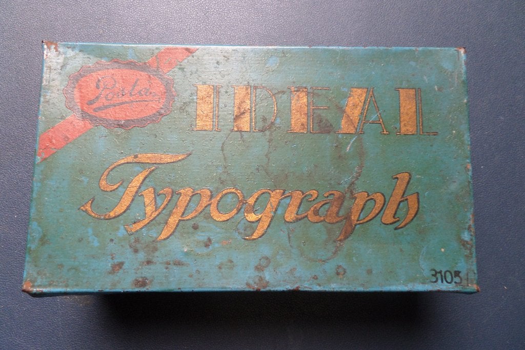 Ideal Typograph 3105 stempelset in tinnen doosje - 1905, Ophalen