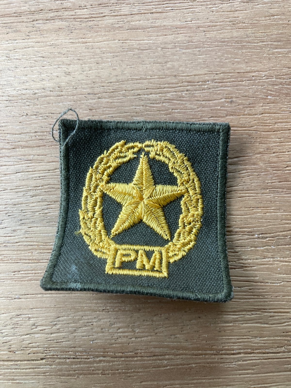 Militair PM Embleem/Badge - Militaire Politie, Ophalen of Verzenden, Overige soorten, Overige gebieden, Embleem of Badge