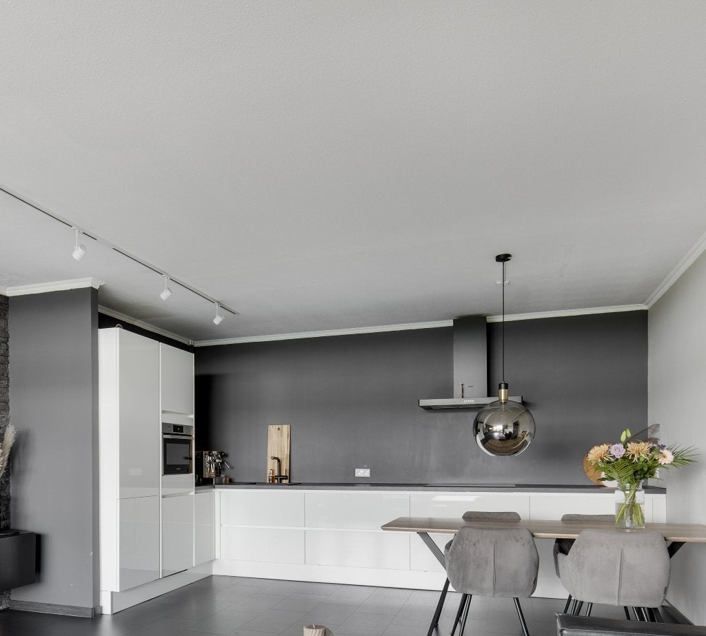 Moderne wit hoogglans keuken, inclusief apparatuur