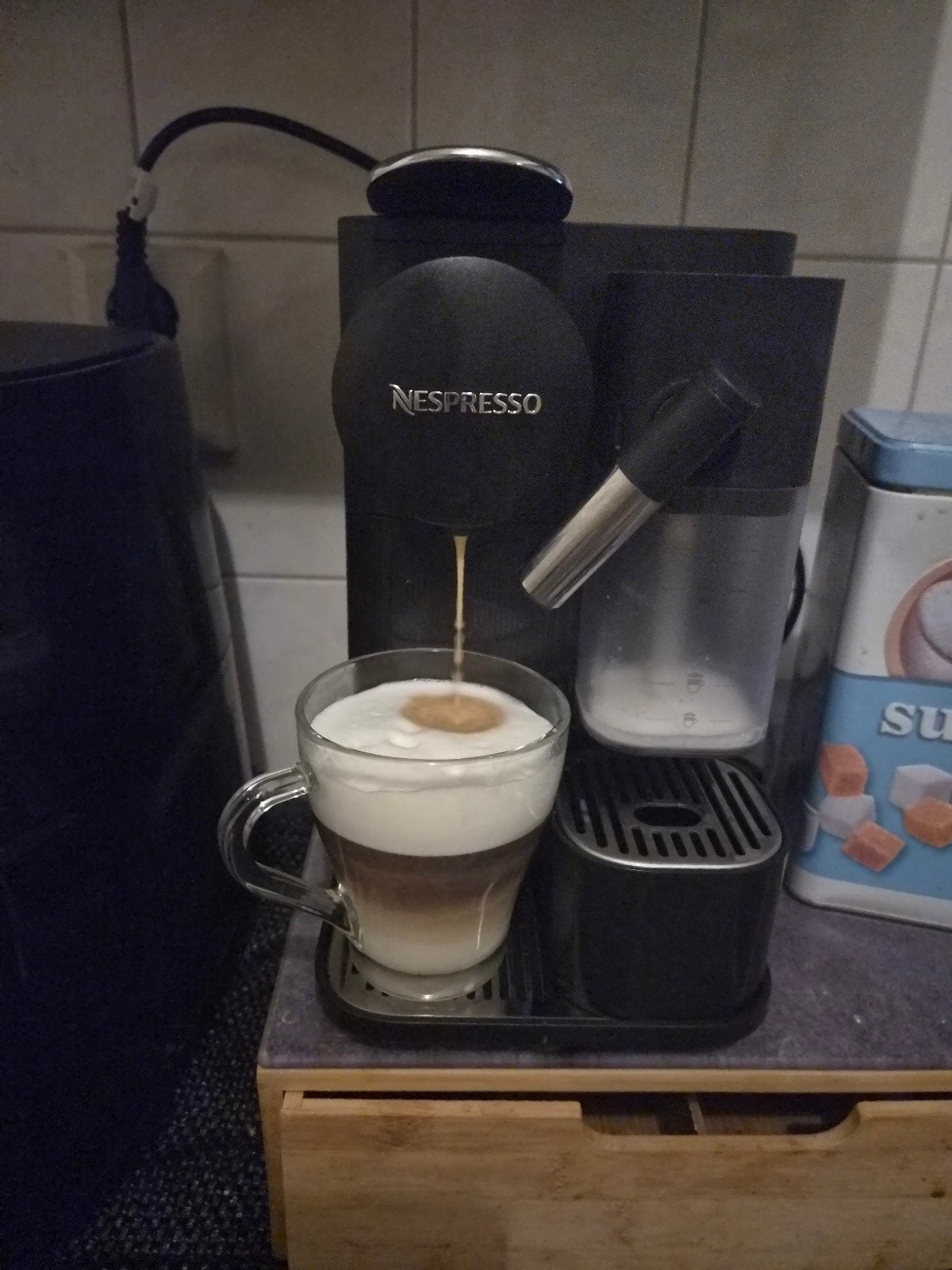 Nespresso Lattissima One - Zo goed als nieuw, Witgoed en Apparatuur, Ophalen, Koffiemachine, Zo goed als nieuw, Koffiepads en cups
