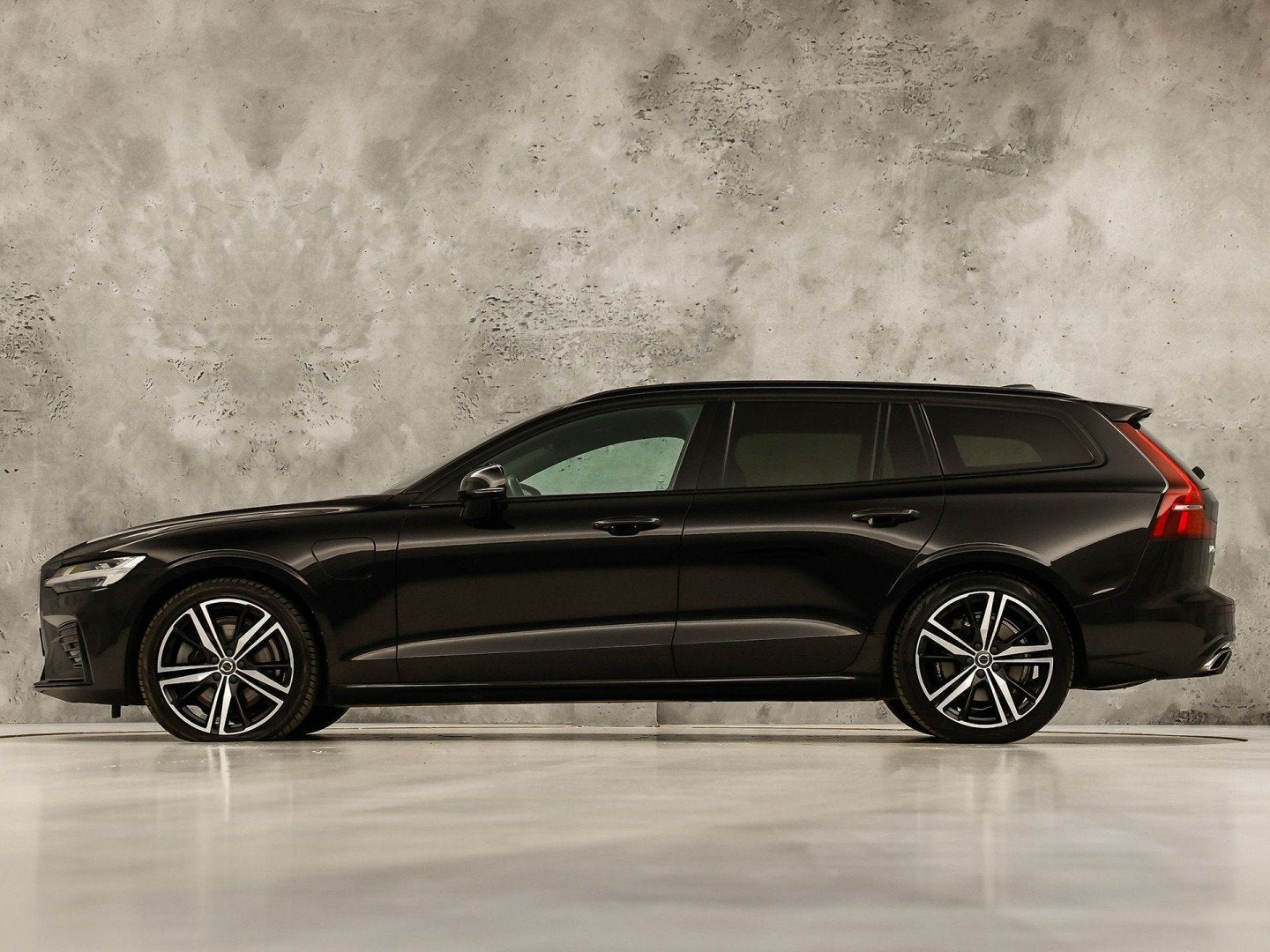 Volvo V60 2.0 T6 Twin Engine AWD R-Design 340Pk Automaat (PA, Automaat, 12 maanden, Gebruikt, 4 cilinders