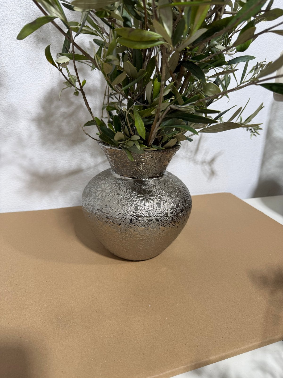 Decoratieve zilverkleurige vaas met olijftakken, Ophalen of Verzenden